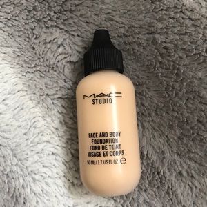 MAC Cosmetics Studio face and body foundation C1